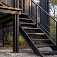 Maison mobile modulaire à ossature en acier avec terrasse et façade ouverte, design inspiré des conteneurs