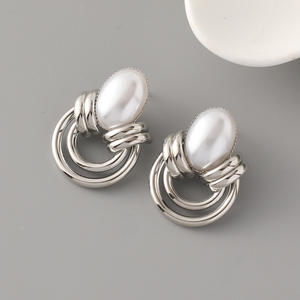 Pendientes de tuerca de estilo Vintage a la moda para mujer, exquisita perla, patrón geométrico suave, accesorios de fiesta, regalos, latón - Product Image 4