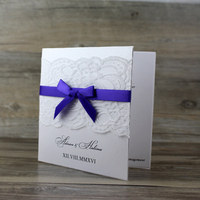 Precio al por mayor hecho a mano encaje púrpura oro cinta arco plegable boda tarjetas de invitación para boda cumpleaños