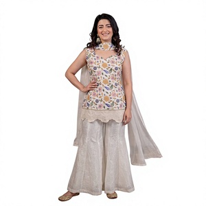 ชุดท็อปงานปักลายดีไซน์ใหม่ เนื้อผ้าหนานุ่ม ยืดหยุ่นได้ ไม่ยับง่าย เหมาะสำหรับงานปาร์ตี้ พร้อมกางเกงชาราร่า ปาลาซโซ และผ้าคลุมไหล่ - Product Image 1