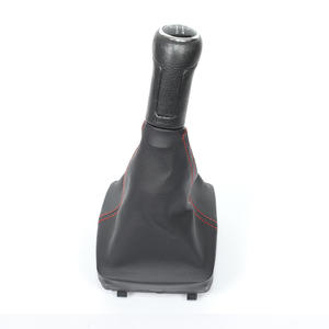 Couvre levier de vitesses Volkswagen Polo en cuir noir avec surpiqûres rouges, compatible avec les transmissions manuelles 5 et 6 vitesses - Product Image 3