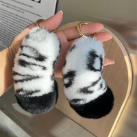 [Queue de Léopard des Neiges] Adorable Porte-clés de Voiture en Fourrure de Lapin Rex Fait Main, Pendentif en Peluche, Cadeau pour Couples, Breloque de Sac à Imprimé Léopard des Neiges