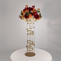 Stands bunga logam emas modern dengan nampan atas bundar dan hiasan spiral untuk pajangan centerpiece pernikahan