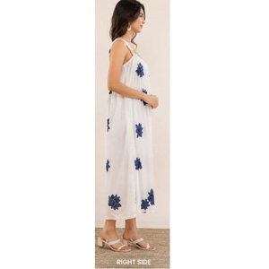 Robe en jean de qualité export avec broderie, tenue décontractée et élégante pour femme, idéale pour les boutiques et le quotidien, disponible en gros - Product Image 1