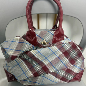 2025 nuova borsa in tela Vintage rossa di Boston da donna a mano di nicchia Plaid High-End con Zip Versatile in poliestere incrociato diagonale retrò - Product Image 3