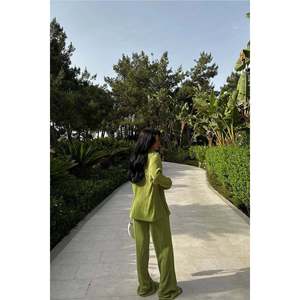 ชุดเสื้อสเวตเตอร์ผู้หญิงสีเขียวมะกอก คอลเลคชั่นทีมวิลมา - Product Image 1