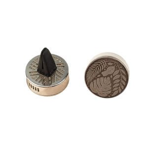 Diffusore di Aromi per Auto con Clip per Bocchetta di Ventilazione in Lega di Zinco con Motivo a Foglie, Rimozione Odori e Supporto per Aroma, Personalizzabile con Logo - Product Image 1