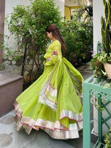 ชุดอานาร์กาลีสีเขียวแบบปากีสถาน ผ้าไหมผสม ชุดอานาร์กาลีปักลายแขนยาว พร้อมผ้าคลุมไหล่ สำหรับงานปาร์ตี้ - Product Image 4
