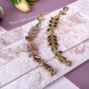 Модные шлепанцы с металлическими булавками - Product Image 3