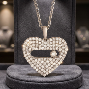Collar con Colgante de Corazón con Diamantes Redondos de Corte Brillante Engastados en Plata 925 con Baño de Rodio, Cadena de Caja, Estilo Lujoso Unisex - Product Image 3