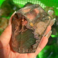 Vente en gros de cristaux naturels de quartz de jardin en forme libre, pierres de guérison en quartz fantôme vert pour la décoration intérieure