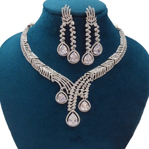 Parure de bijoux en alliage plaqué argent avec collier et boucles d'oreilles en cristal pour femme, motif plume taille poire, style classique, idéale pour mariage - Product Image 4