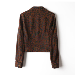 Giacca da Donna in Vera Pelle Scamosciata di Pecora 100%, Stampa Leopardata, Manica Lunga, Chiusura a Bottoni, Stile Vintage Trucker, Casual - Product Image 2