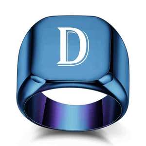 Bague carrée pour homme avec lettres gravées au laser bleu, design géométrique 18 mm, bijou cadeau - Product Image 4