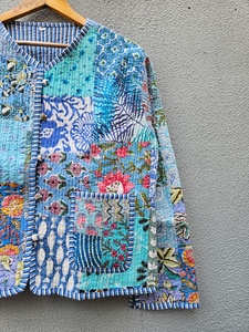 Manteau matelassé léger en coton imprimé à la main motif floral bleu, style ethnique avec boutons sur le devant pour femme – Le meilleur choix pour un look élégant - Product Image 4