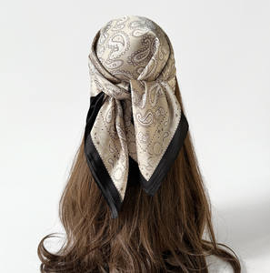 Hijab en mousseline pour femme avec imprimé floral, long foulard léger pour usage quotidien, motif blanc et noir - Product Image 3