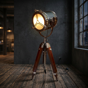 Lámpara de pie trípode industrial vintage con cabezal de reflector metálico y patas de madera, estilo clásico, iluminación decorativa para el hogar - Product Image 1