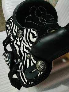 Selle Western Trail en cuir synthétique de qualité supérieure avec imprimé zèbre et conchos argentés, durable, élégante et d'un excellent rapport qualité-prix pour les chevaux - Product Image 4