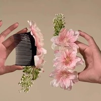 Épingle à cheveux en tissu rouge avec peigne, accessoires pour cheveux, fleur pour la tête, coiffure pour photos, ambiance printanière précoce, fabrication artisanale