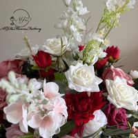 Arrangement floral artificiel de luxe bordeaux en gros, centre de table en fausses roses rouge profond et rose pour réception de mariage romantique
