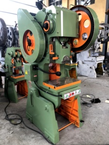 Petite presse mécanique pour le poinçonnage de boutons et la fabrication de boîtiers en aluminium avec composant moteur central - Product Image 4
