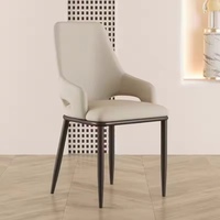 Chaise de salle à manger en cuir artisanal avec dossier ergonomique, pieds en métal robustes et structure supérieure