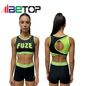 Conjunto de entrenamiento de dos piezas en <span class=keywords><strong>verde</strong></span> neón vibrante con top corto con espalda cruzada y shorts con pedrería, con logo del equipo en pedrería. - Product Image 1