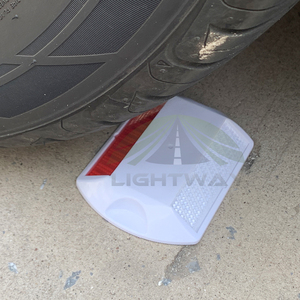 Светоотражающий пластиковый отражатель для дорожного движения - Product Image 2