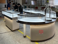 Vitrine de Luxe Moderne pour Bijouterie, Meuble de Présentation en Verre Courbé et Acier Inoxydable, Combinaison de Couleurs Personnalisée, Vitrine à Bijoux