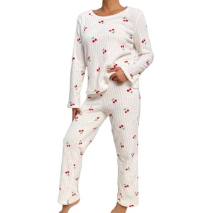 Ensemble de pyjama en coton de haute qualité pour femmes, imprimé cerise, haut et pantalon, collection de créateur, vente en gros - Product Image 2