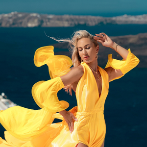 Robe longue en satin jaune vif, dos nu, asymétrique, col en V profond, fente haute, pour séance photo Santorin Grèce, B2B Suppl - Product Image 2