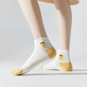 Oferta Quente Atacado Meias Femininas Personalizadas Respiráveis e Confortáveis Antiodor Meias Femininas Fofas Estilo Preppy - Product Image 5