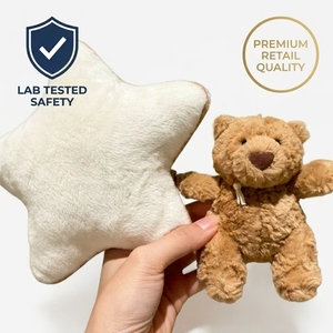 Oso de peluche musical <span class=keywords><strong>Barcelona</strong></span> de 20 cm, versión alta del Reino Unido, con caja de música de anillo, base pesada, orejas simétricas, juguete suave y apaciguador - Product Image 1