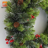 Couronne de Noël pour porte d'entrée, couronne artificielle en pin avec des accents blancs délicats, baies rouges et cônes de pin pour décoration
