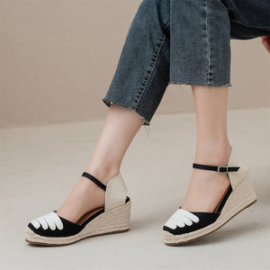 <span class=keywords><strong>Sandales</strong></span> espadrilles compensées <span class=keywords><strong>noires</strong></span> en toile pour femme avec détail pétale blanc, bride de cheville réglable et semelle compensée en jute tressée pour un confort estival - Product Image 1