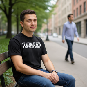 Camiseta con cita relatable: Es lo que es y es tan, tan malo - Product Image 3