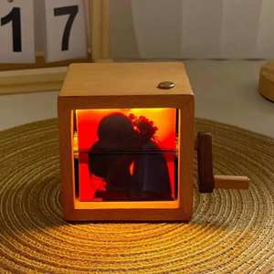 Caja de Fotos con Manivela, Luz LED, Madera Maciza, Regalo Conmemorativo Único para Parejas, Día de la Madre, Decoración Moderna para el Hogar - Product Image 2