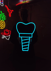 Enseigne lumineuse LED néon en acrylique personnalisée pour <span class=keywords><strong>orthodontiste</strong></span>, couleur bleue, implant dentaire, indice de protection IP65, intensité réglable, 12 V CC - Product Image 2