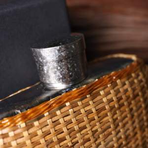 Mini flacon à liqueur vintage en titane pur avec couvercle en rotin tressé artisanal, format poche, style zen, cadeau de luxe pour les fêtes - Product Image 5