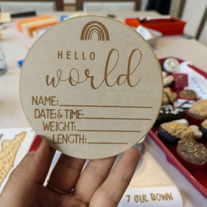 Nouvelle pancarte d'annonce de naissance de bébé « Hello World » <span class=keywords><strong>arc</strong></span>-<span class=keywords><strong>en</strong></span>-<span class=keywords><strong>ciel</strong></span>, cadeau de fête prénatale, accessoire photo pour nouveau-né <span class=keywords><strong>en</strong></span> bois - Product Image 4