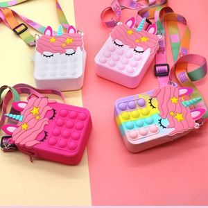 Vente flash - Pinceaux de maquillage en silicone souple pour femmes - Trousse de toilette de voyage - Pochette personnalisée avec logo - Fonction imperméable - Product Image 1