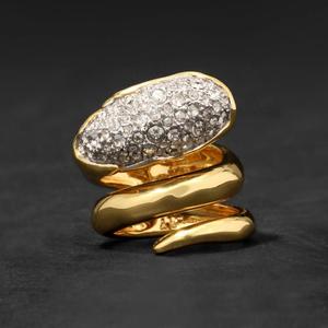 Anello Avvolgente Moderno Placcato Oro 18K per Donne, Anello a Fascia Larga Incrociata Bicolore con Cristalli, Gioiello Minimalista alla Moda - Product Image 1