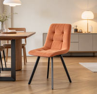 Chaises latérales en tissu velours avec pieds antidérapants et structure stable, pour la décoration d'appartements en location.