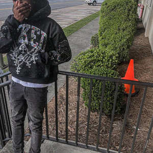 Sudadera con capucha para hombre con estampado de diamantes de imitación y bordado en 3D y 100% algodón puro - Product Image 3