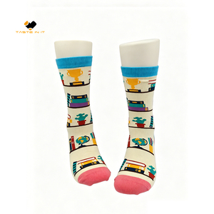 Calcetines de algodón con estampado de estantería de libros y la frase 'Go Away I'm Reading' |   Calcetines Unisex hasta la Pantorrilla con Diseños Novedosos para Amantes de los Libros, Antideslizantes, para Otoño - Product Image 1