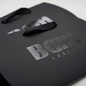 Caja de Papel Plegable con Forma de Almohada Personalizada, Asa de Papel Recubierto, Materiales Reciclados, Recubrimiento UV, Logotipo Personalizado Aceptado, 28x23x6cm, Negro - Product Image 3