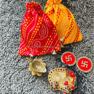 Panier-cadeau traditionnel écologique en métal et tissu pour Diwali, avec Diya, Swastik, Kumkum, Plateau, Roli Chawal, Bouteilles, Sac Potli, pour entreprises - Product Image 1