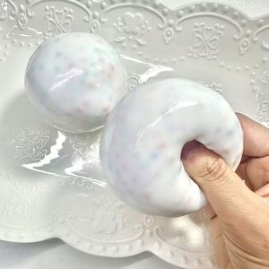 ของเล่นบีบคลายเครียด TPR รูปทรงลูกบอลหิมะสีขาวครีม ขนาด 6 ซม. ของขวัญนุ่มนิ่มสำหรับเด็กและผู้ใหญ่ พร้อมเอฟเฟกต์ปลดปล่อยความเครียด - Product Image 1
