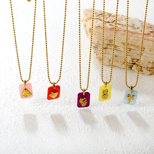 Collier personnalisable en acier inoxydable plaqué or 18 carats avec pendentif fruit gravé et chaîne perlée, idéal comme cadeau - Product Image 1