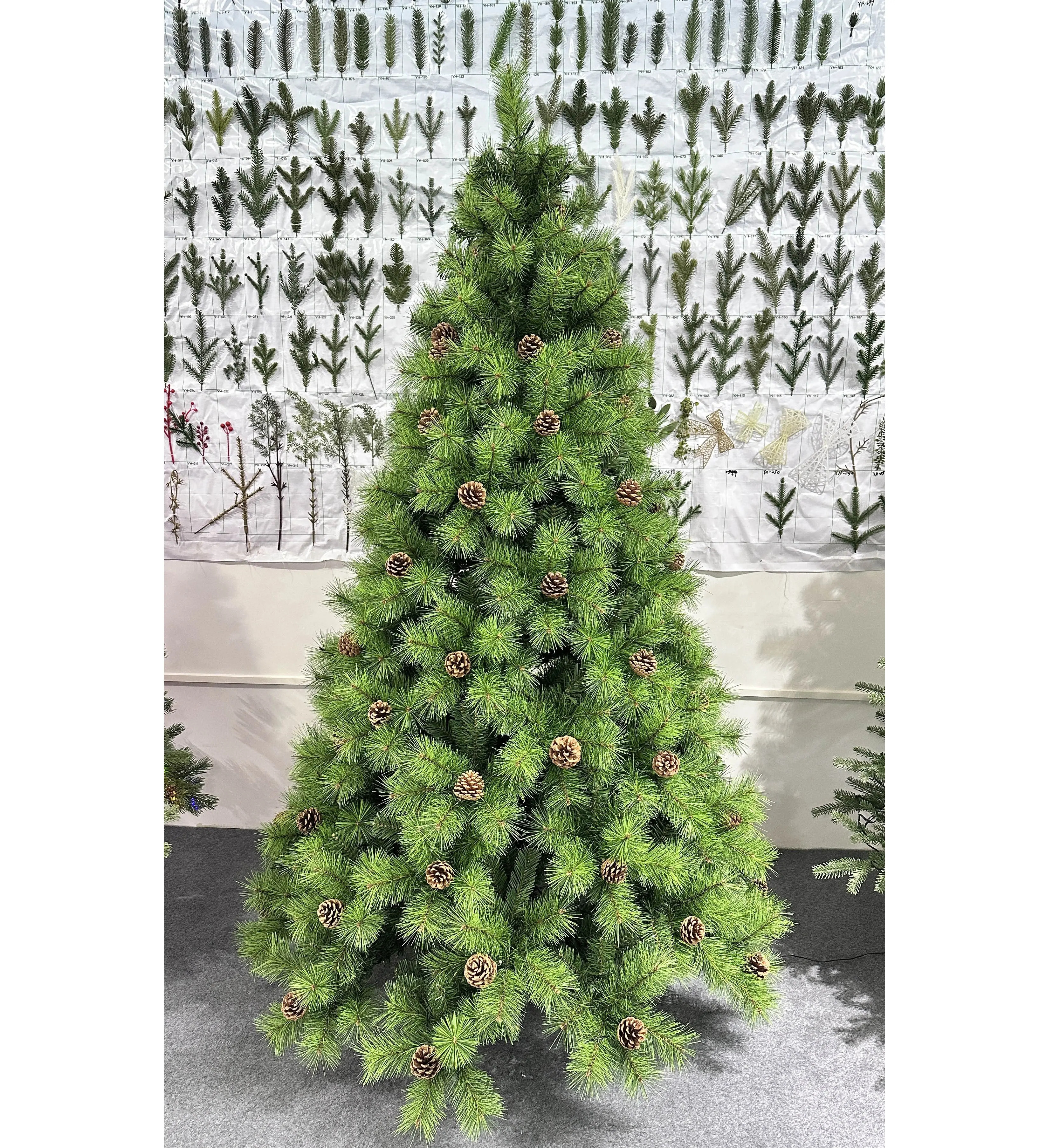2024 Vakantiedecors Milieuvriendelijke Groene Dennennaald Kerstboom Met Dennenappels En Metalen Voet
